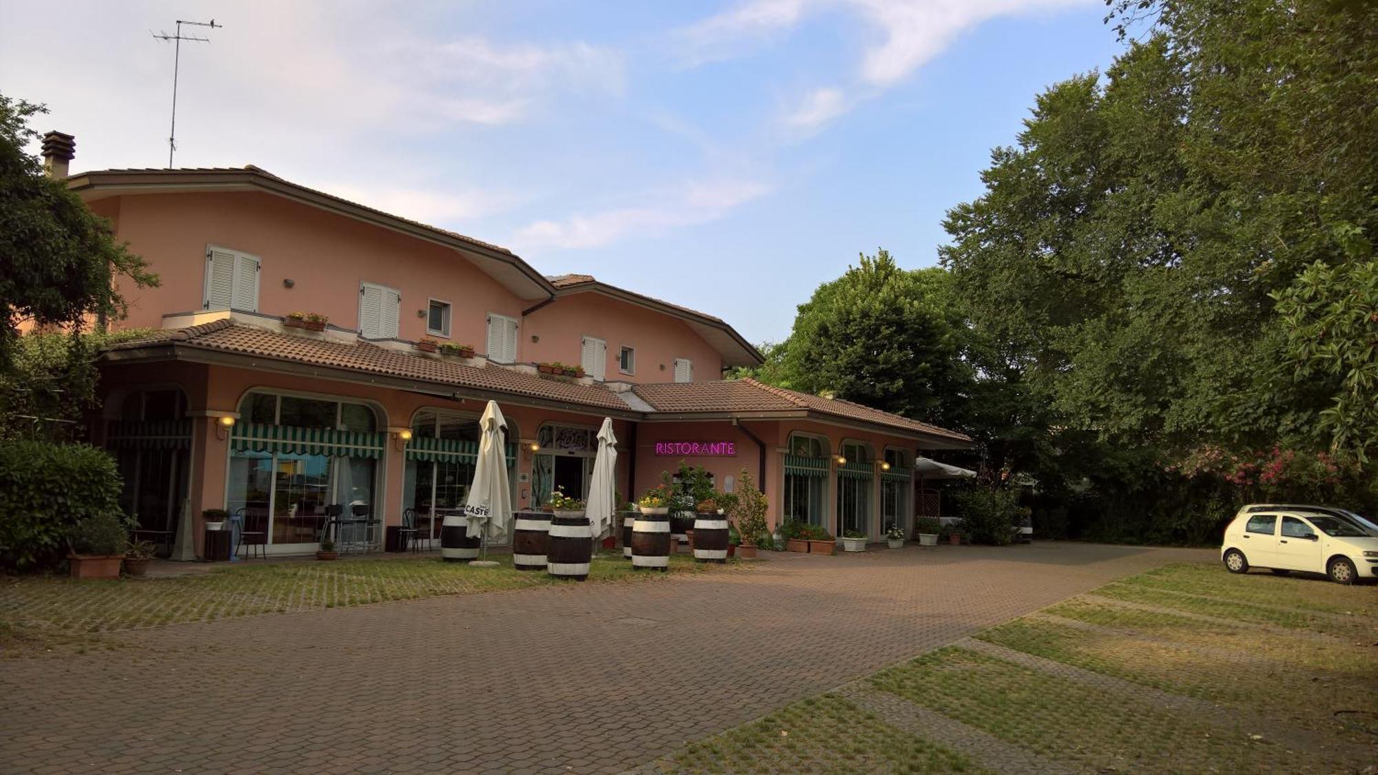 Hotel Ristorante Alla Campagna Сан-Джованни-Лупатото Экстерьер фото